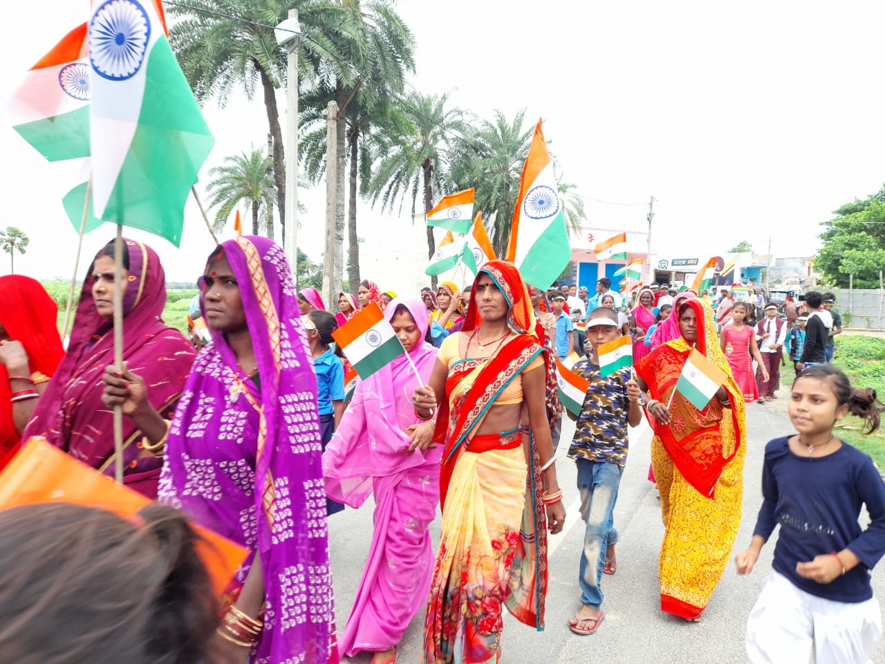 Read more about the article रोसड़ा प्रखंड के मोतीपुर पंचायत के मुखिया जी ने पंचायत भवन पर झंडा तोलन किया /