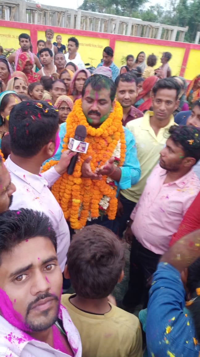 Read more about the article दिल्ली से पंचायत मोतीपुर आने के क्रम में पंचायत वासियों द्वारा, मुखिया श्रीमती प्रेमा देवी को किया गया भव्य स्वागत