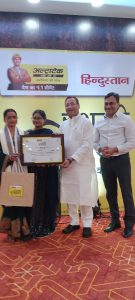 माननीय श्री समीर महासेठ उधोग मंत्री बिहार सरकार के द्वारा यशस्वी मुखिया सम्मान पत्र देते हुए। 